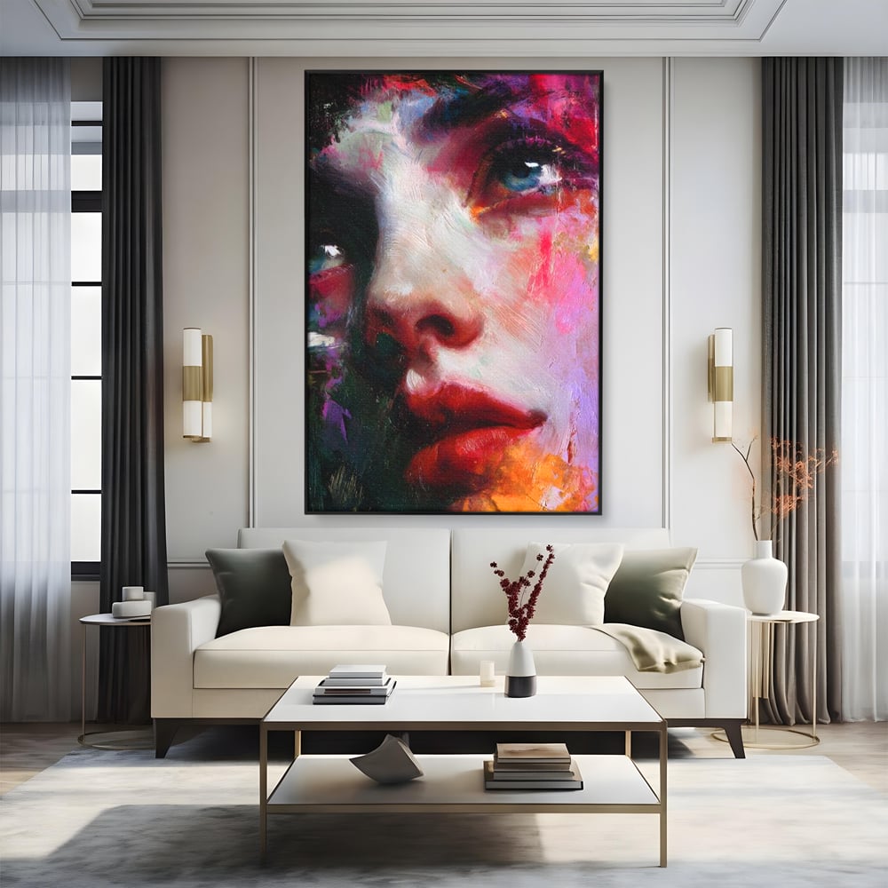 Tablou canvas cu tablou canvas cu portret expresionist de femeie, in rama de aluminiu negru, pe perete intr-un living